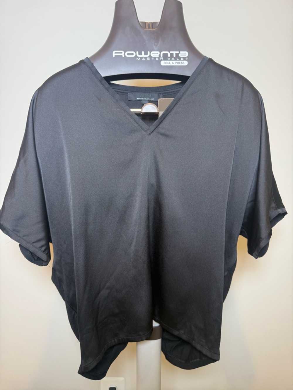 White House Black Marker WomenShort Sleeve V-Neck Shirt - Black silky flowy type - Picture 7 of 12